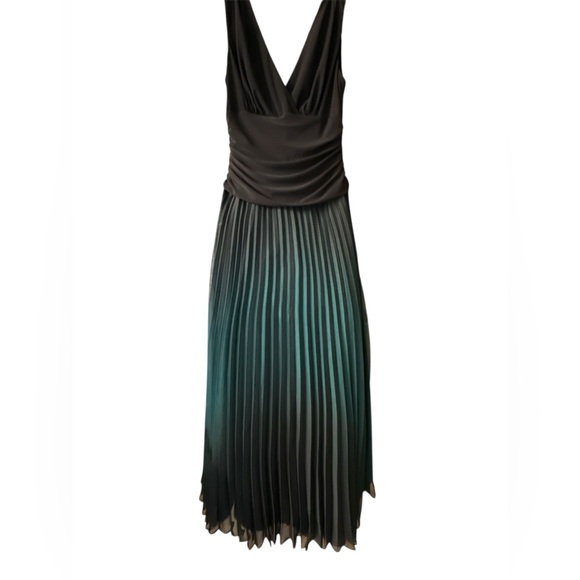 Fashion  Black and Green Pleated Maxi Gown - Picture 2 of 7